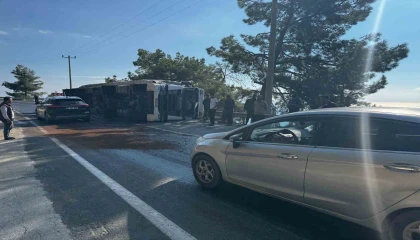 Devrilen tırın sürücüsü yaralandı