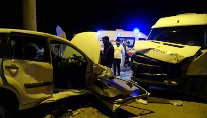 ‘Dur tabelasına uymayan araç minibüsle çarpıştı: 3 yaralı