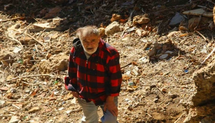 Düşürdüğü cep telefonunu almak isterken düştü, saatlerce kurtarılmayı bekledi