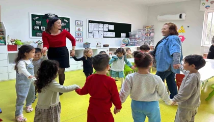 Emekli öğretmenlerden miniklere sıcacık sürpriz