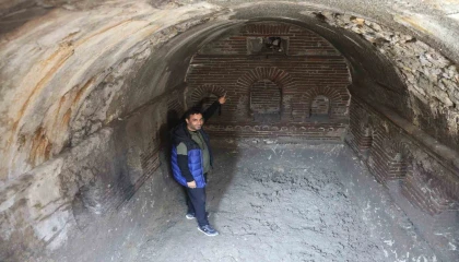 Enkazın kaldırılmasıyla binaların altında ortaya çıkan yapı merak uyandırdı