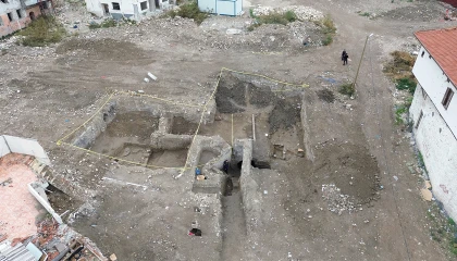 Enkazın kaldırılmasıyla binaların altında ortaya çıkan yapı merak uyandırdı