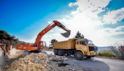 Erdemlide 17 kilometrelik yolda genişletme çalışmaları sürüyor