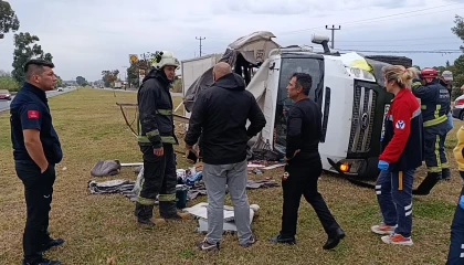 Eşya yüklü kamyonet takla attı, savrulan eşyaları sahipleri topladı
