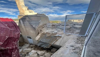 Fırtına cami minaresini yıktı