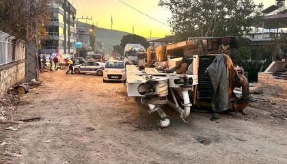Freni patlayan kamyon 2 aracı biçti, ortalık savaş alanına döndü: 4 yaralı