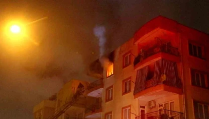 Gece saatlerinde çıkan yangın apartman sakinlerine korku dolu anlar yaşattı