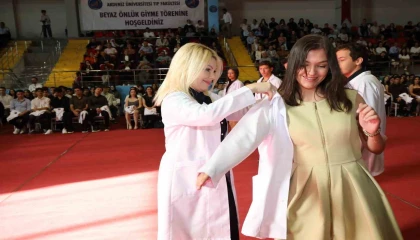 Geleceğin hekimleri beyaz önlüklerini törenle giydi