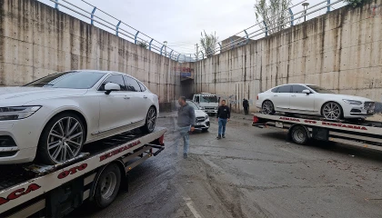 Göle dönen alt geçitte mahsur kalan 2 araç suyun çekilmesiyle kurtarıldı