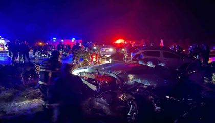 Hatalı U dönüşü ile üç aracın karıştığı kazada ortalık savaş alanına döndü: 1 ölü, 7 yaralı