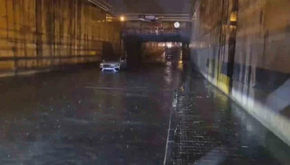 Hatayda yağış etkili oldu: Göle dönen alt geçitte araçlar mahsur kaldı