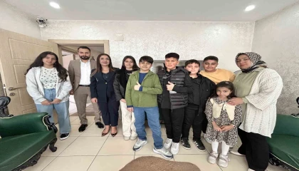 Hediye kabul etmeyen öğretmenlerin adına Afrikadaki çocuklara çikolata dağıttılar