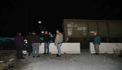 Hemzemin geçitte trenin çarptığı genç yaralandı