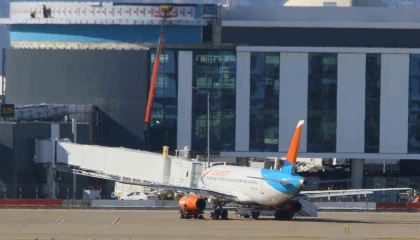 İniş sırasında motoru yanan uçak Antalya Havalimanı 2nci Terminaldeki park noktasına alındı