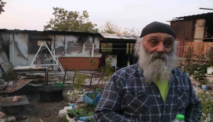 İş yeri ve konteyneri yanan depremzede vatandaş gözyaşlarına hakim olamadı