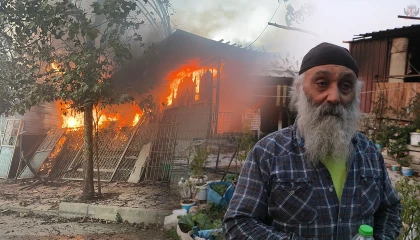 İş yeri ve konteyneri yanan depremzede vatandaş gözyaşlarına hakim olamadı