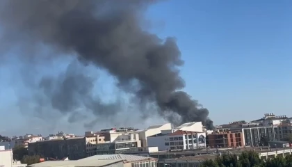 İşçilerin kaldığı konteynerler alev alev yandı, muhabirliğe soyunan vatandaş kayıttan çıkmayıp ‘İtfaiyeyi arayın dedi