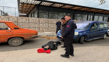 Ispartada ayağı takılıp düşen yaşlı kadın yerde acı içerisinde kaldı