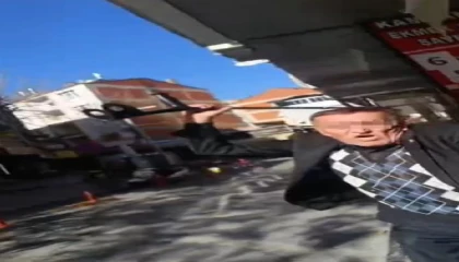 Ispartada iş yeri sahibi kiracısını koltuk değneği ile darp etti