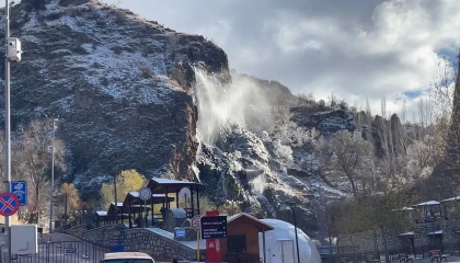 Ispartada karla kaplanan Bezirgan Şelalesi ziyaretçilerini hayran bıraktı