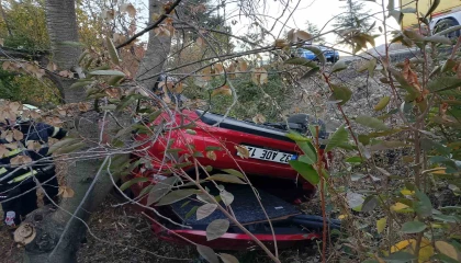 Ispartada şarampole yuvarlanıp takla atan araçtan yaralanmadan çıktılar