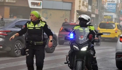 Kadın polisin yangın hassasiyeti: Dumanı görünce ihbarı geçti, itfaiyenin hızlı gelebilmesi için yoğun çaba harcadı