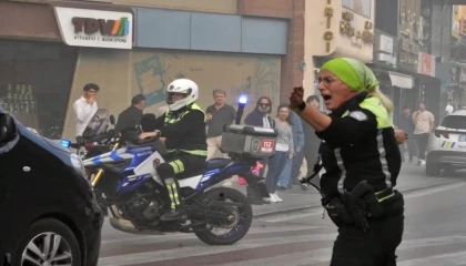 Kadın polisin yangın hassasiyetine emniyet müdüründen plaket