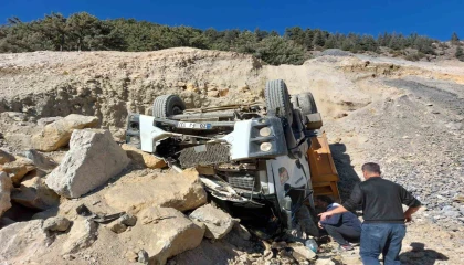 Kahramanmaraşta hafriyat kamyonu devrildi: 1 yaralı
