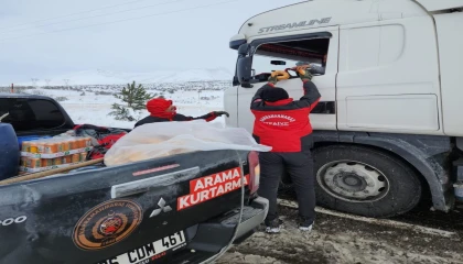 Kahramanmaraşta itfaiyesinden yolda kalan araçlara yakıt desteği