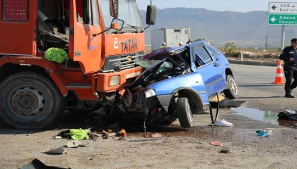 Kamyon ile otomobil çarpıştı: 1 ölü, 1 yaralı