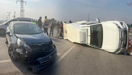 Kamyonetle, otomobilin çarpıştığı kazada: 3 kişi yaralandı