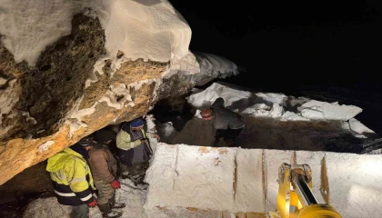 Karda mahsur kalanların yardımına belediye ekipleri koştu