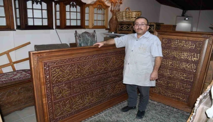 Kaybolan meslekler arasında yer alan ahşap oymacılığı sanatını kendi imkanları ile yaşatmaya çalışıyor