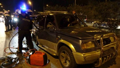 Kazada aracın içinde sıkışan annesinin elini bir an olsun bırakmadı