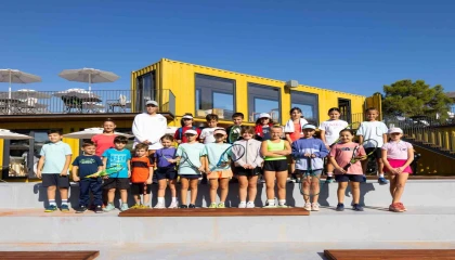 Kemerde minik tenisçileri bir araya getiren turnuva