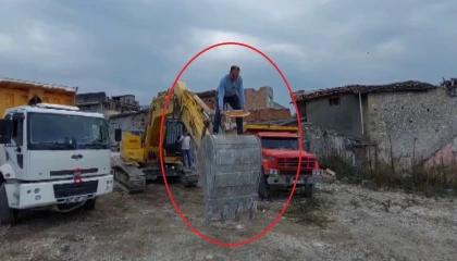 Kepçenin kovasında künefe çeviren operatörün o anları ilgi odağı oldu