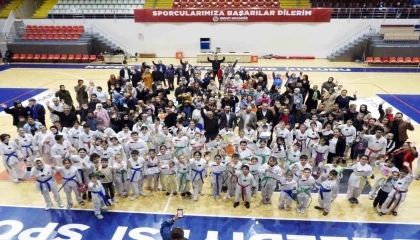 Kepezli tekvandocuların üst kuşak sevinci