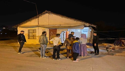 Kontrolden çıkan araç gecekonduya daldı, ortalık savaş alanına döndü: 3 yaralı