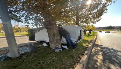 Kontrolden çıkan kamyonet refüje çıkıp devrildi: 2si ağır 5 yaralı