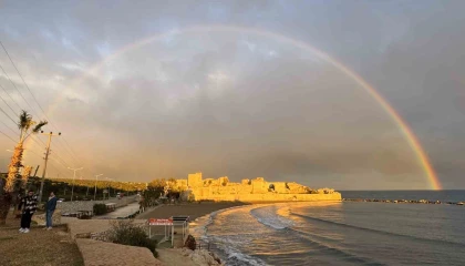 Korikos Kalesi gökkuşağı ile altın renge büründü