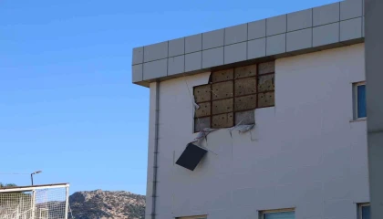 Kuvvetli rüzgar hastanenin dış cephesini yerinden söktü