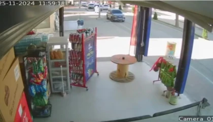 Kuvvetli rüzgar markette stanttaki ürünü böyle sürükledi