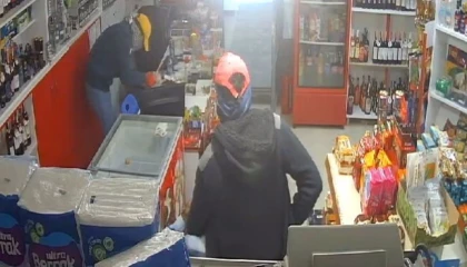Markette bıçaklı soygun kamerada: 2 şüpheli tutuklandı