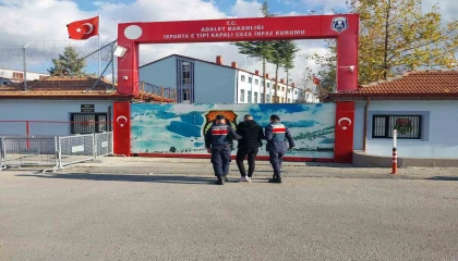 Maske ile girdiği evin sahibinin boğazına bıçak dayayıp hesabına 70 bin lira yatırttı