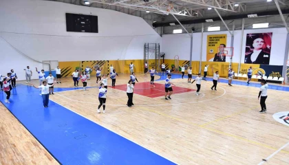 Mersin Büyükşehir Belediyesi gençleri fiziki yeterlilik sınavlarına hazırlıyor