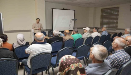 Mersinde yaş almış vatandaşlar akılcı ilaç kullanımı hakkında bilgilendiriliyor
