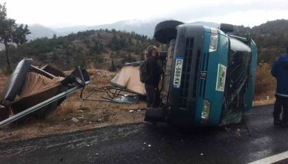 Minibüs devrildi, yabancı uyruklu sürücü yaralandı