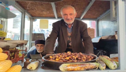 Mısır ve kestane satarak 5 çocuğunu okuttu