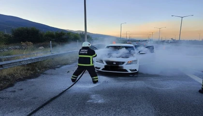 Motor kısmı yanmaya başlayan araçta hasar oluştu