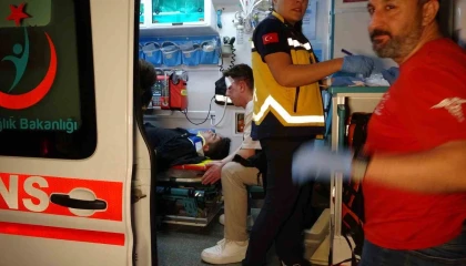 Motosiklet ile kamyonet çarpıştı: 2 yaralı